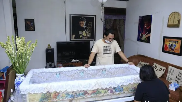 6 Potret Suasana Rumah Duka Benny Likumahuwa, Keluarga Tak Kuasa Menahan Tangis
