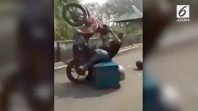 Atraksi jumping motor si pedagang pentol berakhir nahas.