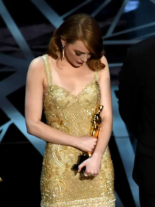 “Ryan Gosling, terima kasih sudah membuatku terhibur, dan selalu memberikan harapan dan menjadi teman yang terbaik di kehidupan gila ini,” ucap Emma di atas panggung Oscar 2017. (AFP/Bintang.com)