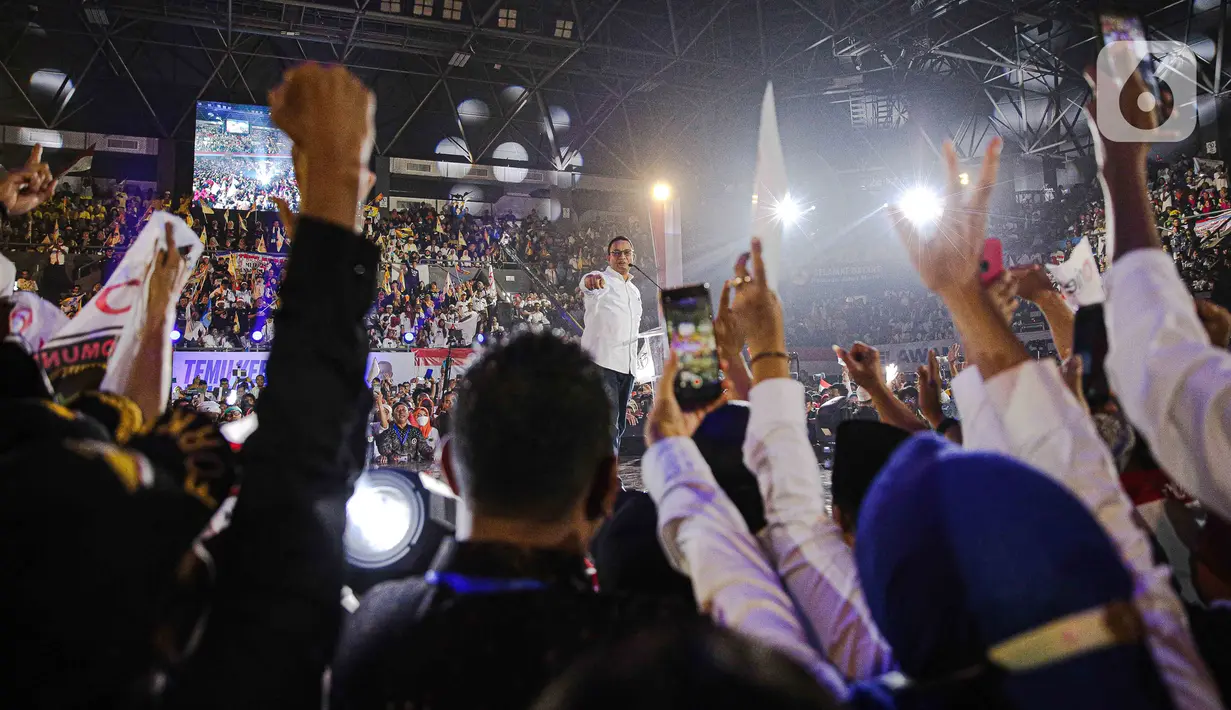 Anies Baswedan menyapa para realawan ribuan relawan dari kalangan partai maupun nonpartai saat Temu Kebangsaan Relawan Anies. (Liputan6.com/Faizal Fanani)