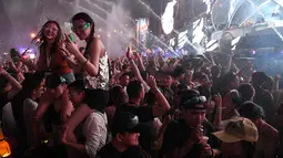 Warga bersuka ria saat merayakan Festival Songkran atau Tahun Baru Thailand di S20 Songkran Music Festival, Bangkok, Thailand, 13 April 2019. Warga percaya dengan melempar air nasib buruk yang menimpa pada tahun-tahun sebelumnya perlahan sirna. (Lillian SUWANRUMPHA/AFP)