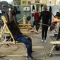 Sejumlah binaragawan mengangkat beban saat berolahraga di gym Kaloleni, di Nairobi, Kenya (9/1). (AFP Photo/Simon Maina)