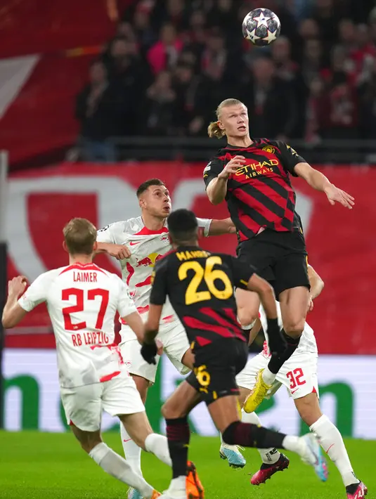Pemain Manchester City Erling Haaland melompat tinggi untuk menyundul bola saat melawan RB Leipzig pada pertandingan sepak bola leg pertama babak 16 Liga Champions di Leipzig, Jerman, 22 Februari 2023. Pertandingan berakhir imbang 1-1. (AP Photo/Michael Sohn)