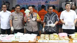 Kapolda Metro Jaya Irjen Pol Gatot Eddy Pramono (tengah) saat rilis penangkapan vokalis grup band Zivilia, Zulkifli alias Zul, Jakarta, Jumat (8/3).Zul ditangkap bersama delapan orang lainnya. (Liputan6.com/Helmi Fithriansyah)