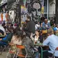 Orang-orang bersosialisasi dan minum di teras kafe di Paris, Prancis, Sabtu (5/6/2021). Jumlah kasus baru COVID-19 di Prancis semakin menurun. (AP Photo/Lewis Joly)