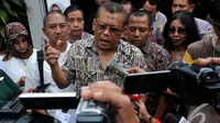 Eggi Sudjana  saat memberikan keterangan pers di halaman kantor Kejagung, Jakarta, Jumat (19/9/2014) (Liputan6.com/Johan Tallo)