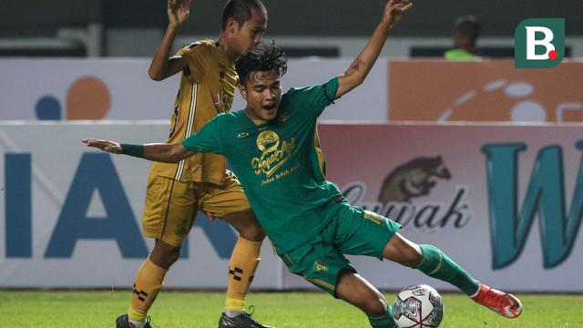 Foto: Aksi Pemain Persebaya saat Bermain Imbang Melawan Bhayangkara FC di Grup C Piala Presiden 2022