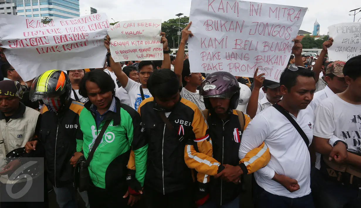 Ratusan massa dari pengemudi online berunjuk rasa di depan Gedung MPR/DPR, Jakarta, Senin (27/2). Serta kebijakan terkait suspend sepihak dari perusahaannya, dan menutup penghapusan PermenHub no 15 tahun 1998. (Liputan6.com/Johan Tallo)