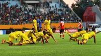 Skuat Sriwijaya FC merayakan gol yang dicetak Anis Nabar dengan gaya selebrasi unik. SFC menang 5-0 atas Madura United, Minggu (15/5/2016) di Palembang. (Bola.com/Riskha Prasetya)