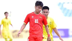 Nguyen Luc Chu mendapatkan penjagaan dari Ahmad Muzakif Fitri dalam laga Grup A  Piala AFF U-17 2026 di Stadion Gelora Joko Samudro, Gresik, Senin (13/4/2026). (Dok. FAM)