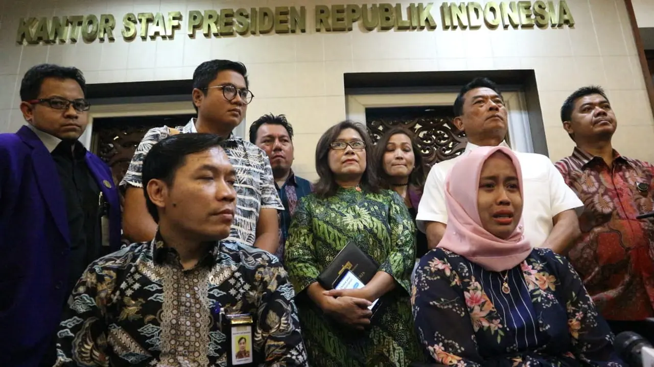 Dokter Romi bersama pengacaranya mengadu ke Kepala Kantor Staf Kepresidenan (KSP) Moeldoko terkait status CPNS nya dibatalkan Pemkab Solok Selatan. (Liputan6.com/Lizsa Egeham)