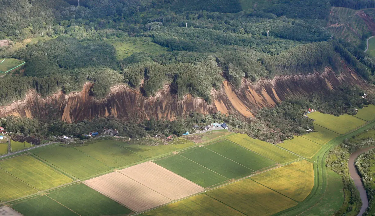 Pemandangan tanah longsor setelah gempa mengguncang Kota Atsuma, Prefektur Hokkaido, Jepang, Kamis (6/9). Gempa Magnitudo 6,6 mengguncang Hokkaido pada Kamis pagi. (Kyodo News via AP)