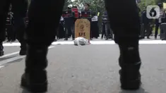 Mahasiswa yang tergabung dalam BEM Institut Pertanian Bogor melakukan aksi unjuk rasa di jalan Kuningan Persada sekitar Gedung Merah Putih KPK, Jakarta, Rabu (2/6/2021). Mereka menolak Tes Wawasan Kebangsaan dan pelantikan pegawai KPK menjadi Aparatur Sipil Negara. (Liputan6.com/Helmi Fithriansyah)