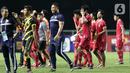 Pemain Timnas U-17 Indonesia terlihat kecewa saat meninggalkan lapangan usai dikalahkan Malaysia U-17 pada laga terakhir Kualifikasi Grup B Piala Asia U-17 2023 di Stadion Pakansari, Kab. Bogor, Jawa Barat, Minggu (9/10/2022). Laga kedua tim berlangsung sengit dan Timnas U-17 Indonesia harus mengakui keunggulan Malaysia dengan skor 1-5. (Liputan6.com/Helmi Fithriansyah)