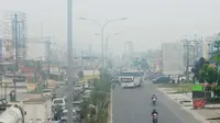 Kondisi Pekanbaru yang diselimuti kabut asap hasil kebakaran hutan dan lahan dari berbagai wilayah di Riau. (Liputan6.com/M Syukur)