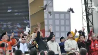 Pasangan capres dan cawapres Joko Widodo-Ma'ruf Amin dan Prabowo Subianto-Sandiaga Uno menerbangkan burung merpati secara simbolis saat Deklarasi Kampanye Damai di Monas, Jakarta, Minggu (23/9). (Merdeka.com/Iqbal Nugroho)