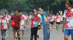 Peserta berswafoto disela lomba lari Joyful Run 2017 di Alam Sutera, Tangerang Selatan, Minggu (7/5). Joyful Run mengajak masyarakat Jakarta dan sekitarnya untuk bisa membangun kesatuan dan persaudaraan lewat olahraga bersama. (Liputan6.com/Helmi Afandi)