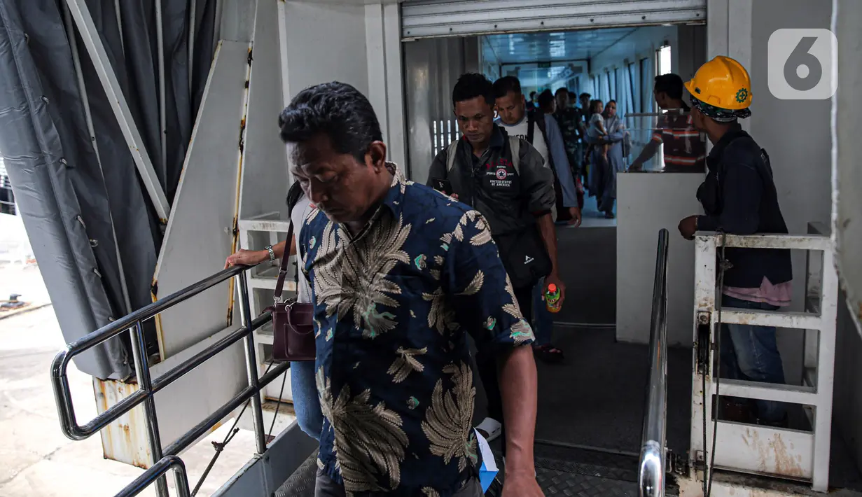 Adapun total seluruh kendaraan tercatat 18.195 unit yang telah menyeberang dari Jawa ke Sumatera pada H-5 atau turun 16 persen dibanding realisasi periode sama tahun lalu sebanyak 21.574 unit. (Liputan6.com/Faizal Fanani)