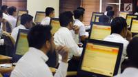 Peserta tes seleksi CPNS Kemenkumham saat menjawab soal dengan sistem CAT di gedung BKN, Jakarta, Senin (11/9). Pada 2017, tercatat 1.116.138 pelamar CPNS mendaftar di lingkungan Kemenkumham. (Liputan6.com/Helmi Fithriansyah)