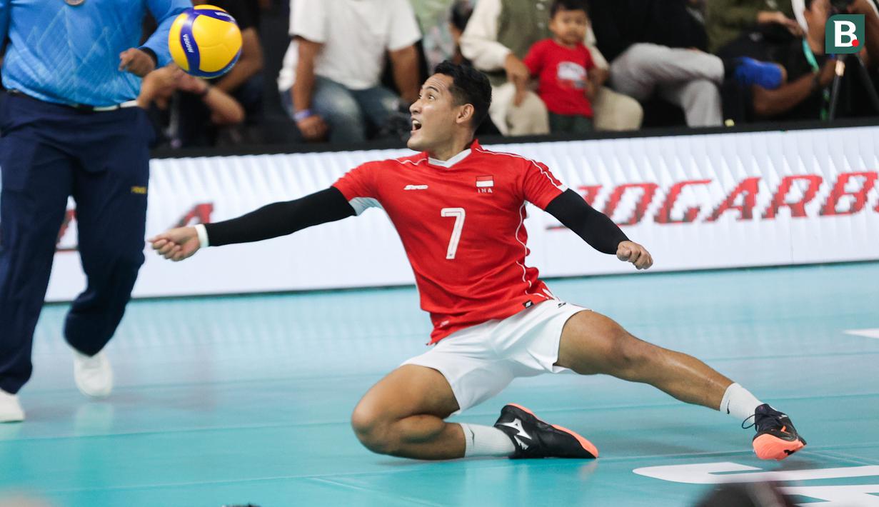 Aksi Libero Timnas Voli Indonesia, Prasijo yang mencoba menjangkau bola ketika melawan Vietnam di laga lanjutan leg 2 SEA V League 2025 di Jakarta International Velodrome, Jakarta, Indonesia, Kamis (17/07/2025) malam WIB.