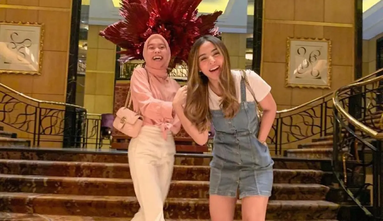 Saat keduanya bersama, selalu muncul momen-momen seru. Berbagi tawa yang lepas menjadi bukti persahabatan keduanya selalu penuh canda tawa. Lesti dan Margin benar-benar terlihat bahagia saat bisa bertemu dan bercanda. (Liputan6.com/IG/@lestykejora)