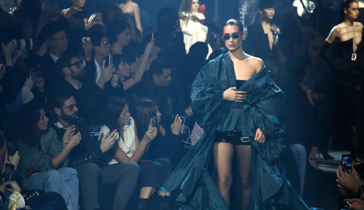 Model AS Bella Hadid berjalan diatas catwalk mengenakan rancangan karya Alexandre Vauthier dalam Haute Couture musim panas 2018 fashion show di Paris (23/1). (AFP Photo/Francois Guillot)