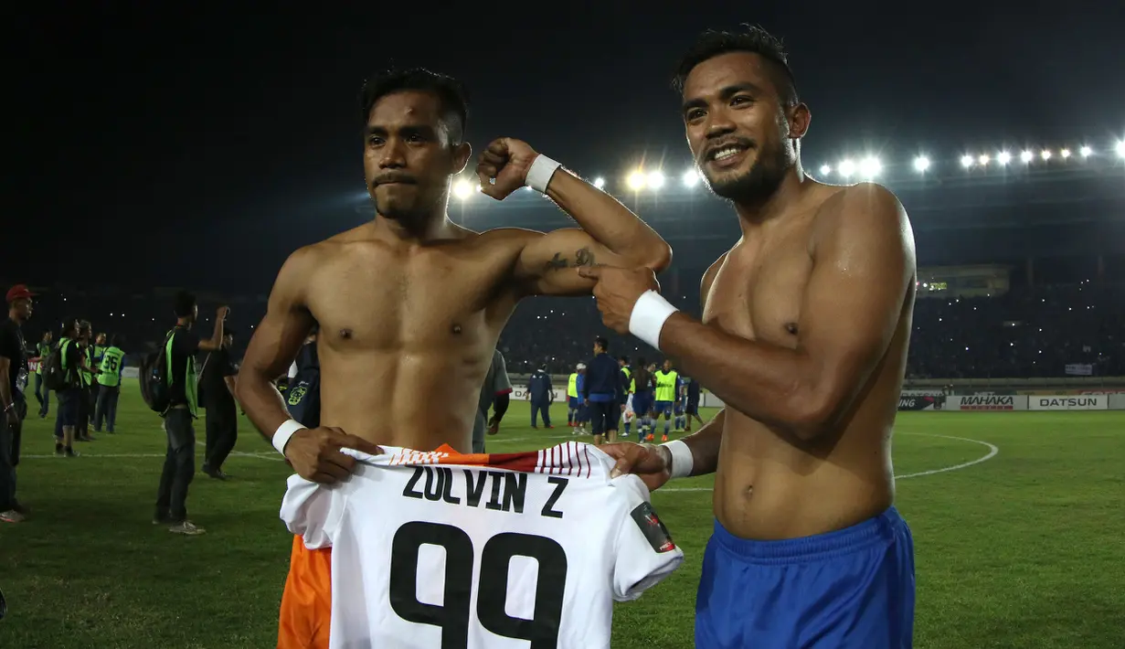 Pemain Persib Bandung Zulham Zamrun (kanan) bersama saudara kembarnya, pemain  Borneo FC, Zulvin Zamrun, setelah bertanding dalam leg kedua perempatfinal Piala Presiden 2015 di Stadion Si Jalak Harupat, Bandung, Sabtu (26/9/201). (Bola.com/Arief Bagus)