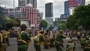 Anggota Komunitas Roode Brug Soerabaia dan Reenactor Indonesia berpartisipasi dalam reka ulang Pertempuran Surabaya, di Surabaya pada Minggu 2 November 2025. Pertunjukan dibuka dengan pembacaan puisi, disusul adegan kemarahan arek-arek Suroboyo yang menyobek selebaran pasukan Sekutu. (Juni KRISWANTO/AFP)