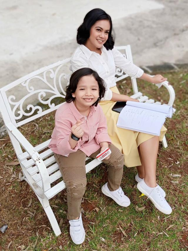 6 Potret Kebersamaan Indah Indriana dan Radja Nasution, Bak Ibu Kandung