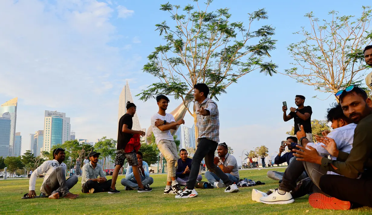 Sebagai surganya pejalan kaki, Corniche memiliki kapasitas kurang lebih 70.000 dan berisi 150 lebih outlet makanan. (AFP/Karim Jaafar)