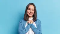 8 Ciri Kepribadian Perempuan yang Terlalu Sering Ucapkan Maaf Menurut Psikologi