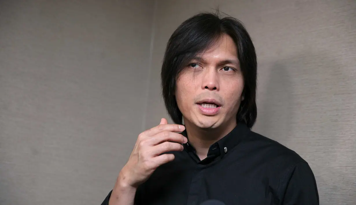 Pemilik album Once itu sejak lama melihat pasion Dhani di dunia politik. Meski demikian, ia enggan mengomentarinya. Tapi ia menyadari bahwa manusia selalu ingin mencoba sesuatu yang baru. (Nurwahyunan/Bintang.com)