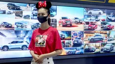 Seorang pemandu pameran tampak dalam Pameran Mobil Internasional Guangzhou ke-18 di China Import and Export Fair Complex di Guangzhou, Provinsi Guangdong, China selatan (20/11/2020).Pameran yang berlangsung selama 10 hari itu dibuka pada Jumat (20/11). (Xinhua/Chen Jianli)