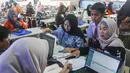 Kali ini, kegiatan tersebut dilaksanakan di Sekolah Dasar Negeri (SDN) Kebagusan 01, Pasar Minggu, Jakarta Selatan. Tampak dalam foto, para orang tua siswa saat pelaksanaan program Layanan Anak Sekolah Suku Dinas Kependudukan dan Pencatatan Sipil (Dukcapil) Jakarta Selatan (Laksana Sultan) di Sekolah Dasar Negeri (SDN) Kebagusan 01, Pasar Minggu, Jakarta, Senin (4/5/2026). (merdeka.com/Arie Basuki)