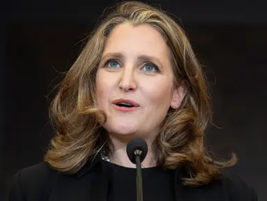 Wakil Perdana Menteri dan Menteri Keuangan Kanada Chrystia Freeland berbicara selama konferensi pers di Parliament Hill, Ottawa, Selasa (18/8/2020). Perdana Menteri Justin Trudeau mengangkat Chrystia Freeland sebagai menteri keuangan perempuan pertama Kanada. (Adrian Wyld/The Canadian Press via AP)