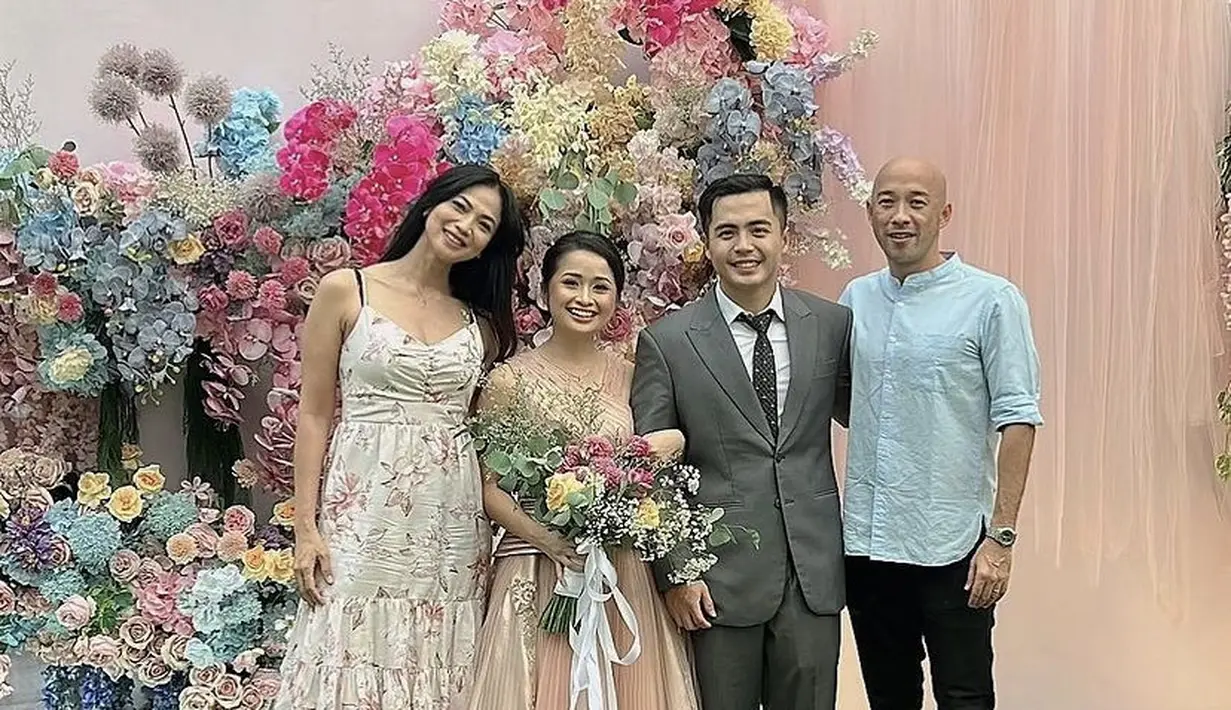 Kinaryosih tampil mengenakan spaghetti dress floral warna putih dengan rambut panjang terurainya. [Instagram/@kinaryosihmoney]