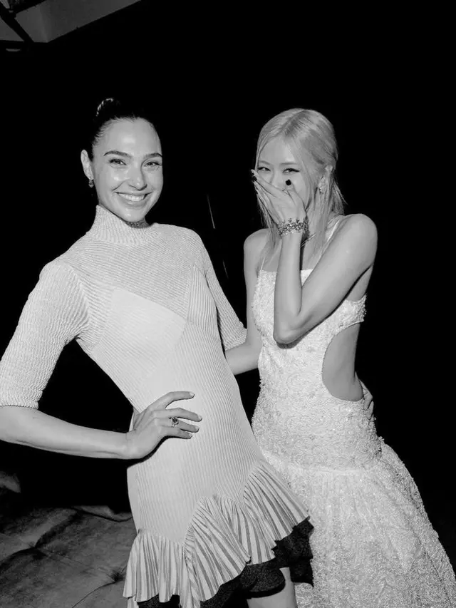 9 Gaya Elegan Rose BLACKPINK Pakai Gaun Cut Out Putih Saat Hadiri Acara Tiffany & Co, Akrab dengan Florence Pugh dan Gal Gadot