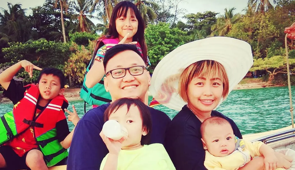 Begini potret kebahagiaan Pinkan Mambo bersama sang suami dan keempat anaknya. (Foto: instagram.com/pinkan_mambo)