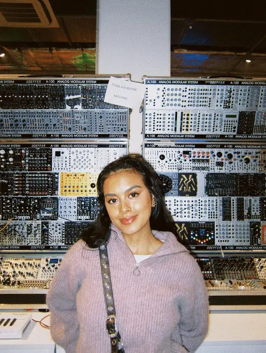 Tampilan effortless membuat tampilan Eva Celia terlihat begitu menawan tanpa terkesan berlebih. [Foto: Eva Celia]