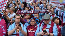 Suporter Aston Villa membentagkan syal sebelum pertandingan final FA Cup melawan Arsenal yang berlangsung di Wembley stadium, Sabtu (30/5/2015). Aston Villa berada diposisi enam klub dengan raiah Piala FA terbanyak dengan mengoleksi 7 trofi Piala FA pada musim  1886/87, 1894/95, 1896/97, 1904/05, 1912/13, 1919/20, 1956/57. (AFP/Glyn Kirk)