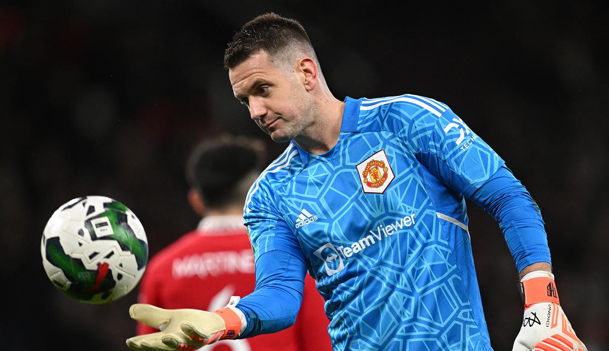 Aksi kiper Manchester United, Tom Heaton saat menghadapi Nottingham Forest pada laga leg pertama semifinal Piala Liga 2022/2023 di Old Trafford Stadium, Manchester (1/2/2023). Telah berusia 37 tahun, Tom Heaton yang didatangkan dari Aston Villa pada awal musim 2021/2022 tercatat hanya tampil 2 kali musim ini di Piala Liga. Dengan usia yang tak lagi muda dan hanya berstatus kiper pelapis, kemungkinan besar MU tak akan memperpanjang kontraknya. (AFP/Paul Ellis)