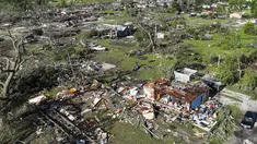 Puing-puing dan kerusakan akibat badai dahsyat digambarkan di Barnsdall, Oklahoma, Selasa (7/5/2024). (Mike Simons/Tulsa World via AP)