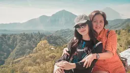 Enggak cuma di luar negeri, wanita kelahiran Jakarta ini juga menikmati pemandangan alam di Indonesia. Bersama sang mama, bintang sinetron ini berkunjung di Gunung Batur, Bali.  (Liputan6.com/IG/natashawilona12)