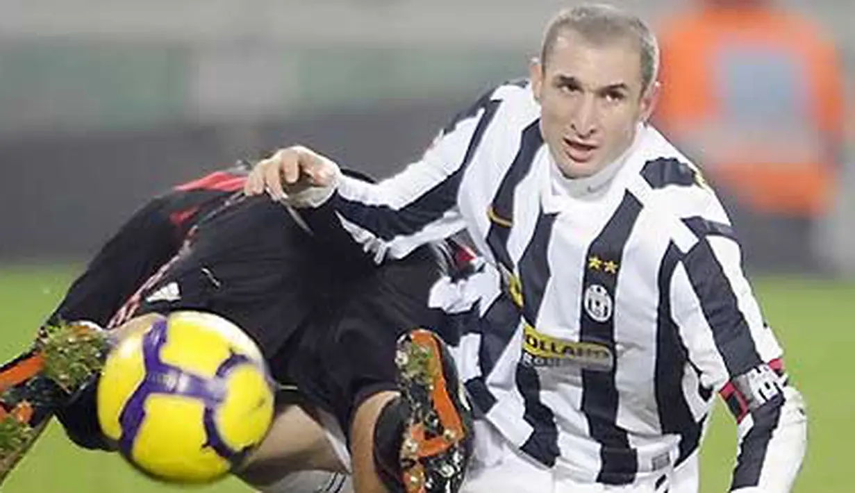 Duel antara bek Juventus Giorgio Chiellini (kanan) dengan gelandang AC Milan Gennaro Ivan Gattuso dalam lanjutan Serie A di Olimpic Stadium, Turin, 10 Januari 2010. AFP PHOTO / Damien Meyer