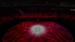 Para penari tampil di depan logo Olimpiade saat upacara pembukaan Olimpiade Tokyo 2020 di Olympic Stadium, Tokyo, Jepang, Jumat (23/7/2021). (Foto: AP/David J. Phillip)