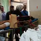 Wali Kota Tangsel Airin Rachmi Diany mendatangi korban kecelakaan maut Tanjakan Emen di RSUD Tangsel, Minggu (11/2/2018). (Liputan6.com/Pramita Tristiawati)