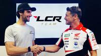 Alex Rins (kiri) saat teken kontrak bersama tim LCR Honda untuk MotoGP 2032. (Twitter/LCR Honda)