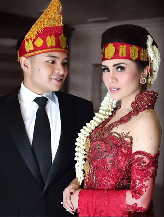 Pada resepsi keduanya kali ini, khusus untuk karyawan yang bekerja di perusahaan sang suami. Terlihat dari foto yang beredar, pernikahan mewah digelar dengan nuansa adat Jawa. (Instagram/nobelphotography)