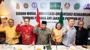 Ketua Umum PBNU Said Aqil Siradj berfoto bersama dengan pemuka agama lain usai pembacaan seruan moral tentang Pilkada DKI Jakarta putaran kedua di Jakarta, Senin (17/4). (Liputan6.com/Johan Tallo)