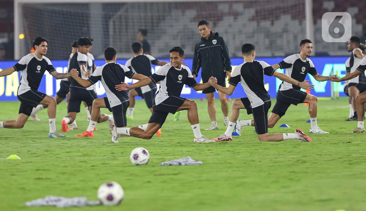 Sesi latihan diawali dengan berkumpul di tengah lapangan, lalu pelatih fisik memberi arahan untuk sesi pemanasan selama lima menit. (Liputan6.com/Angga Yuniar)
